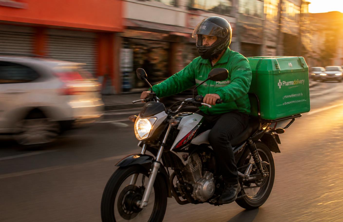 Entregador de moto levando medicamentos da Drogaria Gamapharma em Campinas