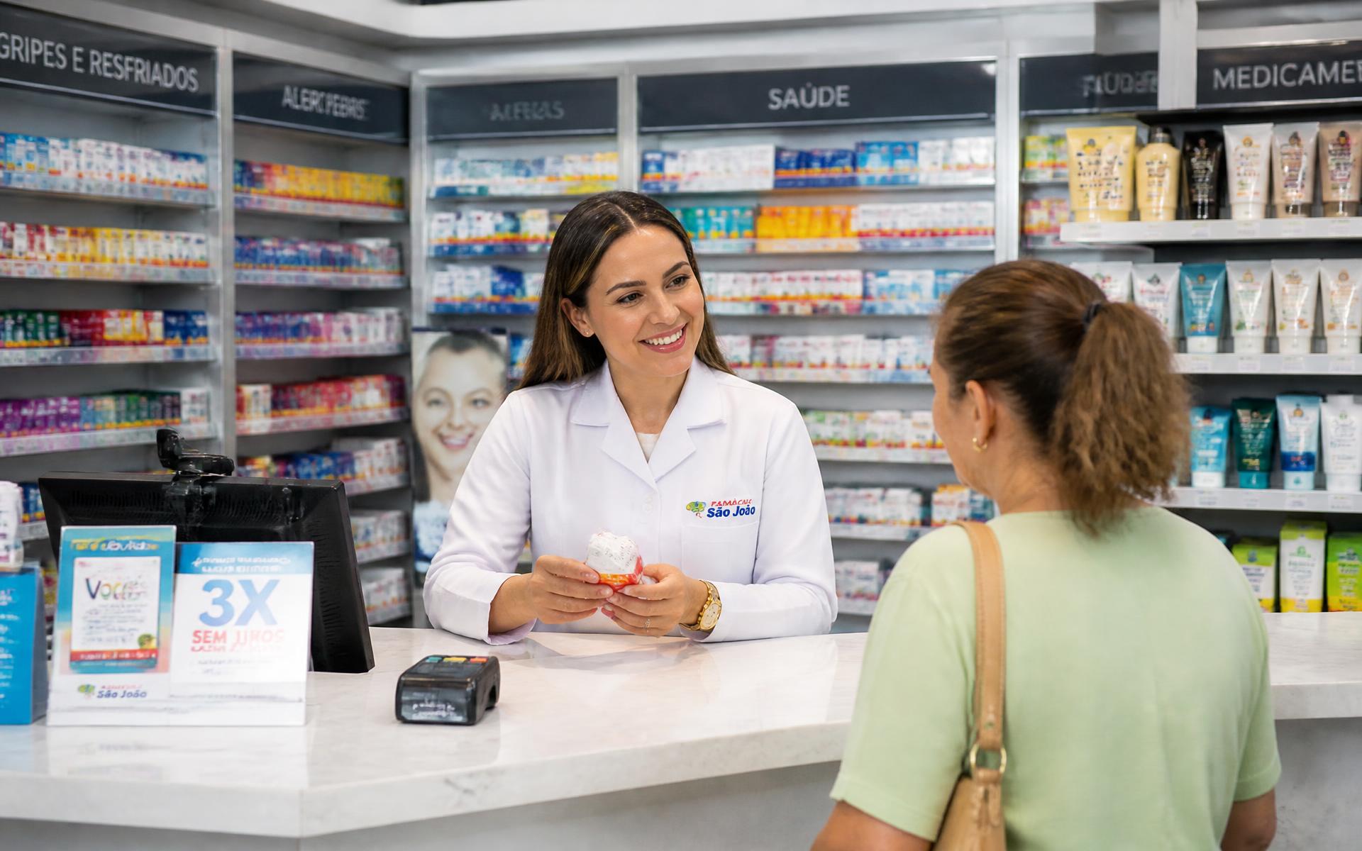 Farmacêutica sorrindo atendendo cliente na Drogaria Gamapharma em Campinas